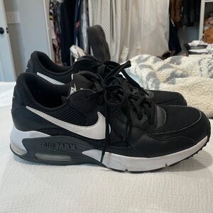 Nike Air Max Black and White Athletic Shoes Men’s size 9.5